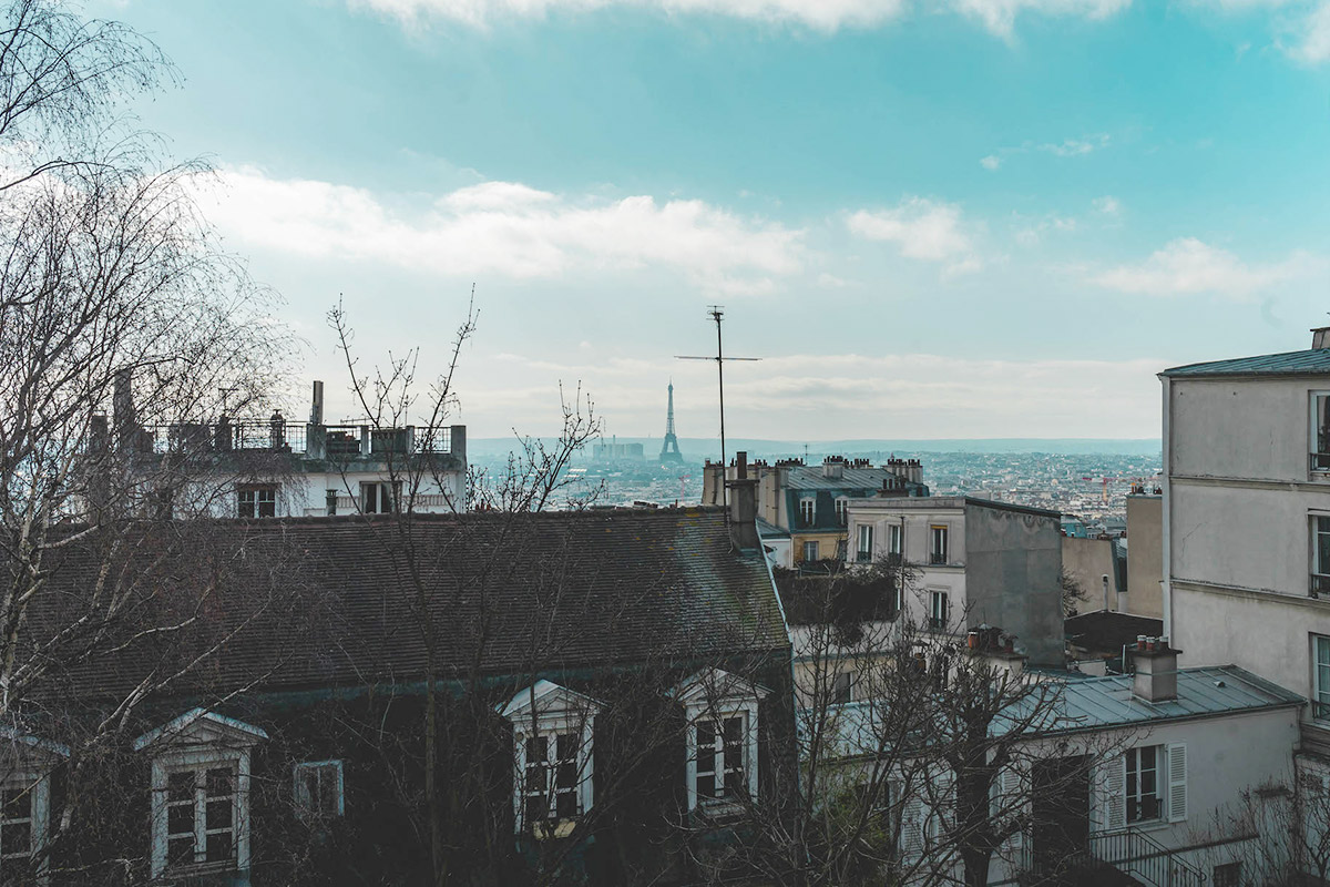 Вид на Эйфелеву башню с вершины холма Монмартр