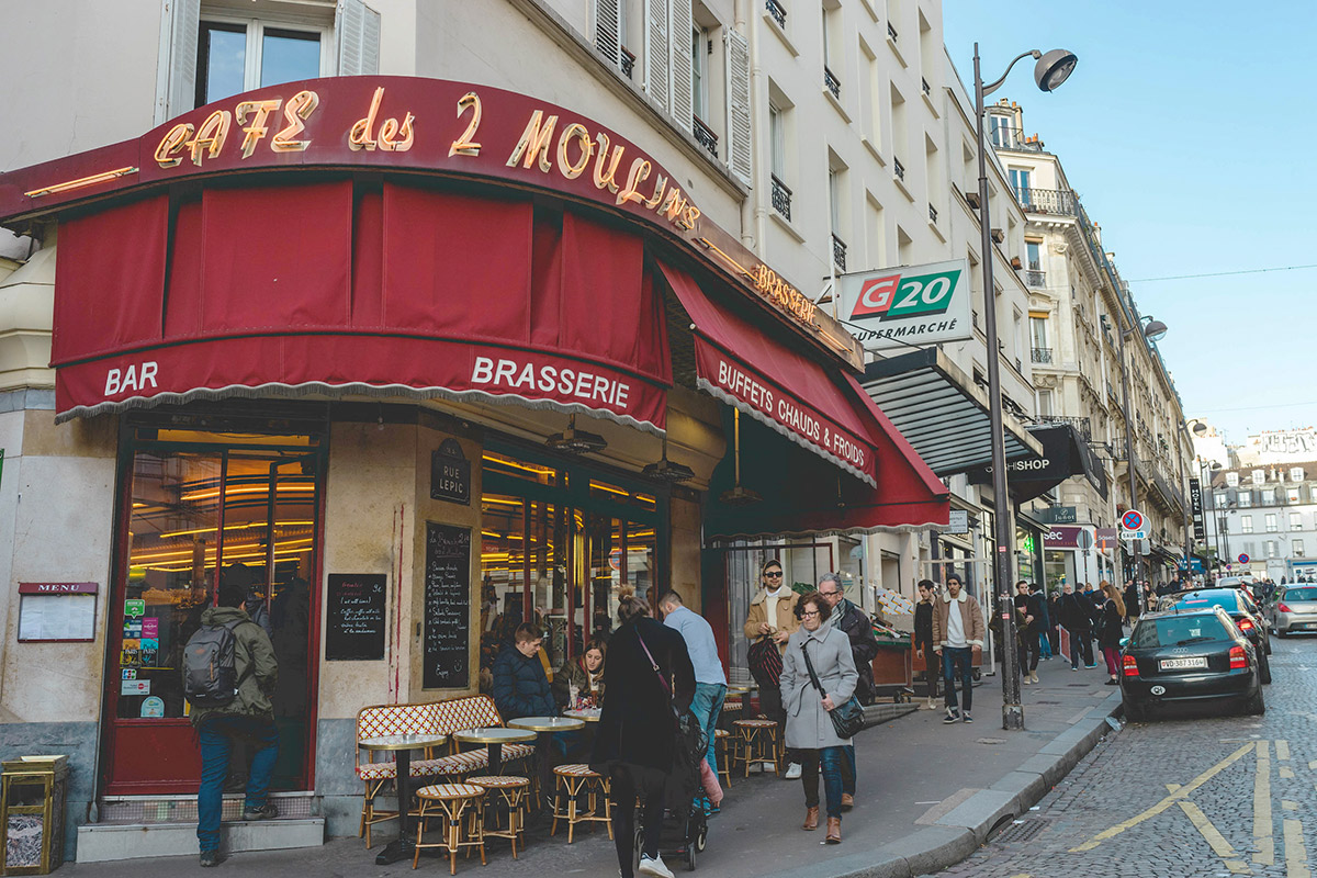 Одно из популярных у туристов мест в Париже — кафе «Две мельницы» в нижнем Мормартре