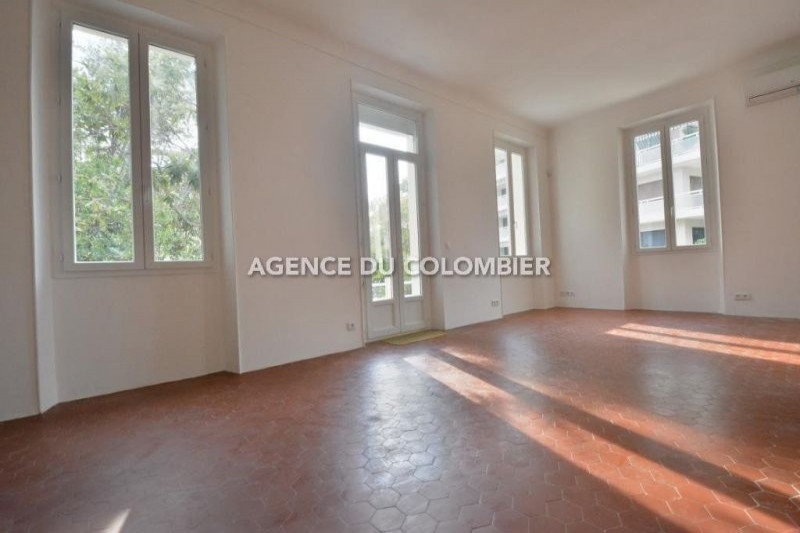 Вилла во Франции, в Антибе