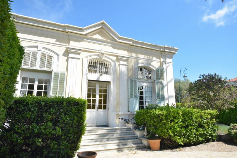 Вилла во Франции, в Антибе