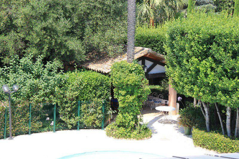 Вилла во Франции, в Антибе