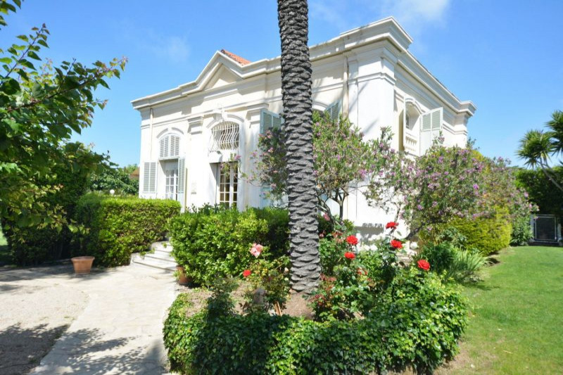 Вилла во Франции, в Антибе