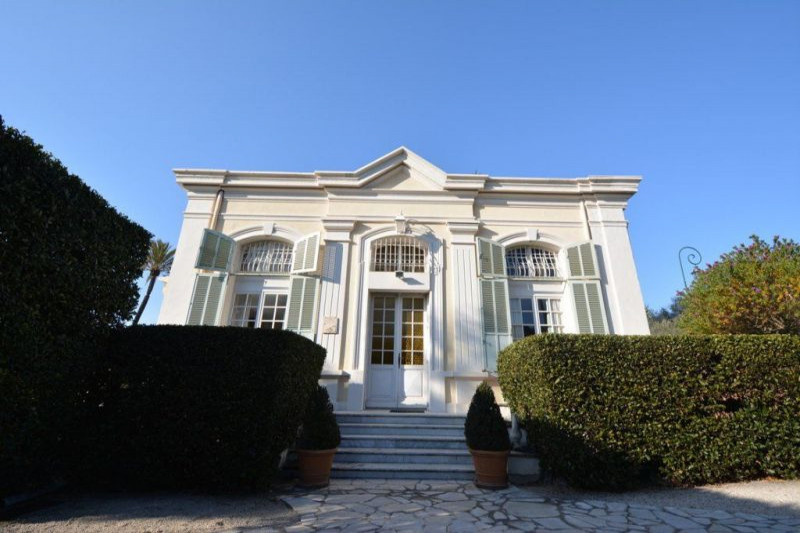 Вилла во Франции, в Антибе