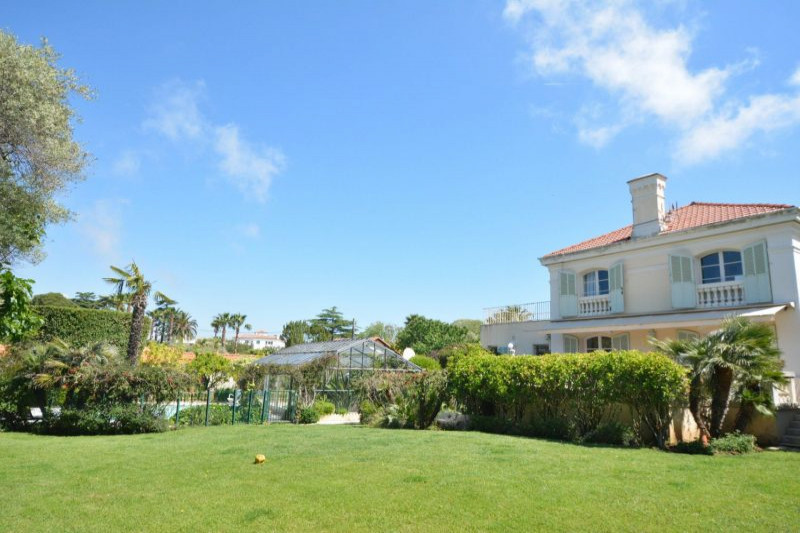 Вилла во Франции, в Антибе