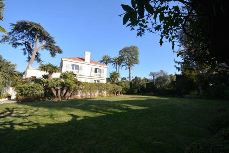 Вилла во Франции, в Антибе