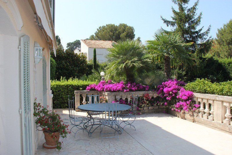 Вилла во Франции, в Антибе