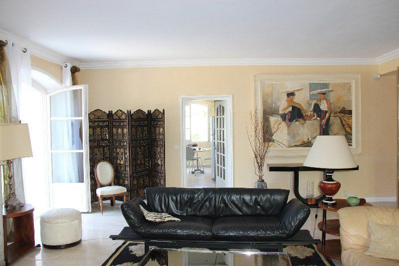 Вилла во Франции, в Антибе