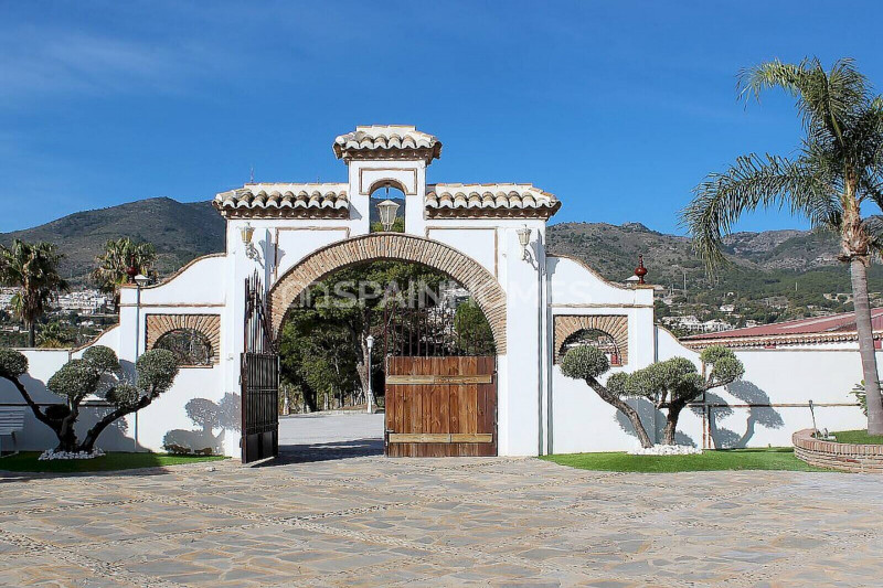 Отель в Испании, в Бенальмадене